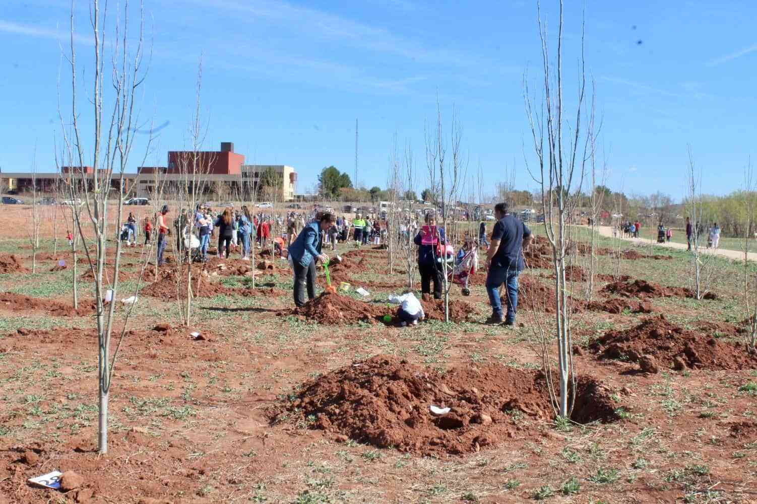 El Bosque de la Vida sigue creciendo con la plantación de 230 árboles