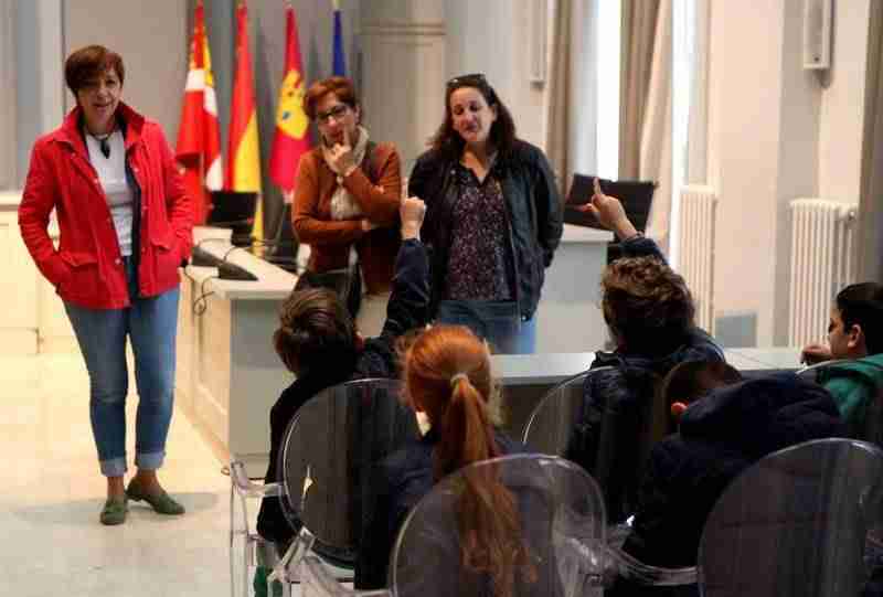 Alumnos del colegio Gloria Fuertes visitan el Ayuntamiento para conocer su funcionamiento 1 Alumnos del colegio Gloria Fuertes visitan el Ayuntamiento para conocer su funcionamiento 1