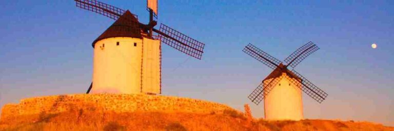 El presidente de Castilla-La Mancha inaugura este jueves la nueva iluminación artística de los molinos