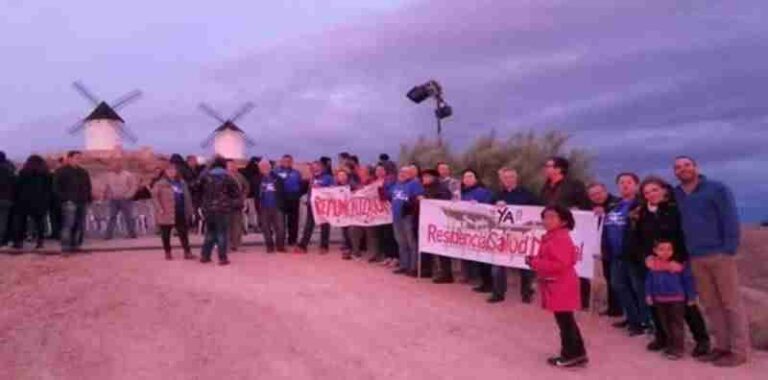 Luz de la Mancha y la Plataforma del Agua se manifesta en el cerro de los Molinos