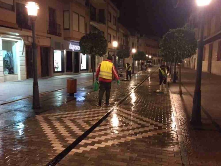Se está llevando a cabo en la calle Emilio Castelar un tratamiento antideslizante en la zona del adoquín de mármol