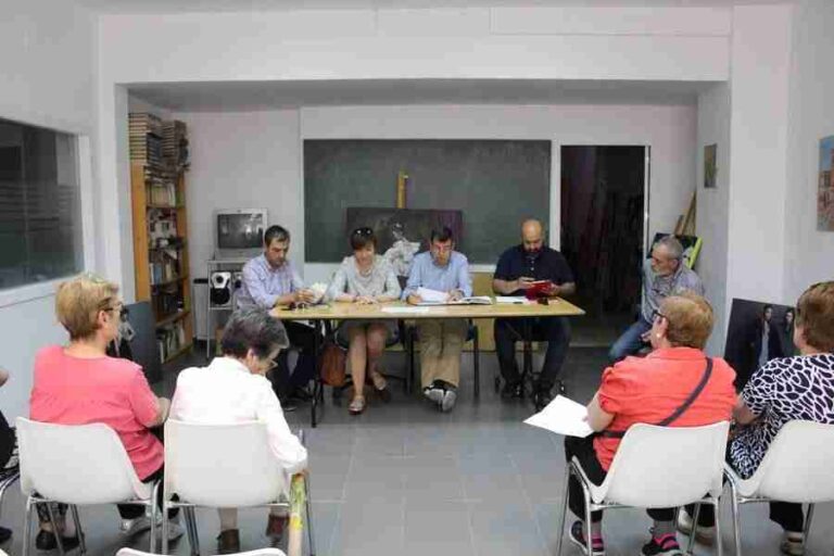 La asociación de vecinos de «El Santo» traslada sus demandas a la alcaldesa en su visita a la sede