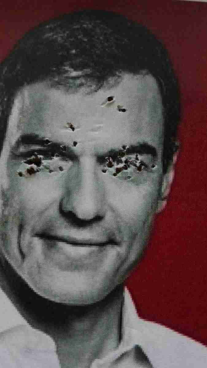 Carteles de Pedro Sanchez aparecen agujereados en la sede del PSOE 1