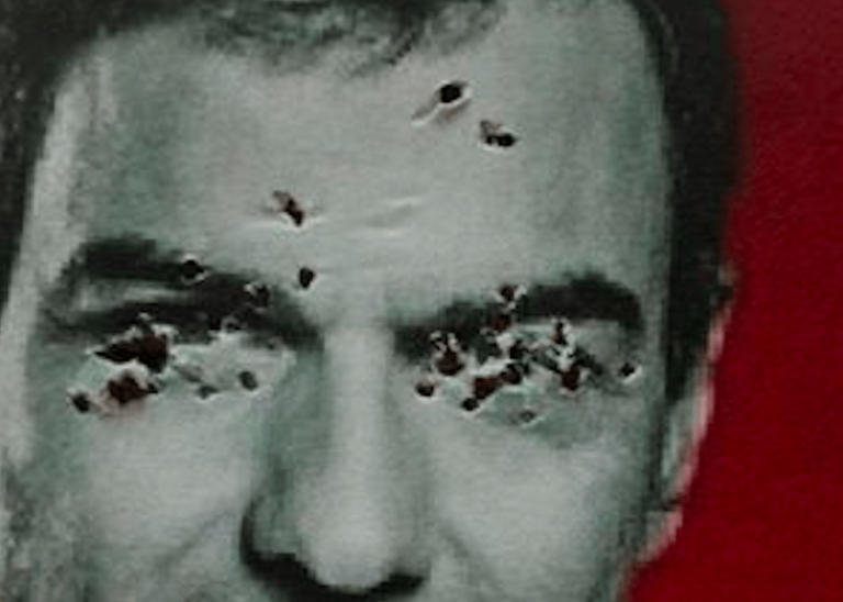 Carteles de Pedro Sanchez aparecen agujereados en la sede del PSOE