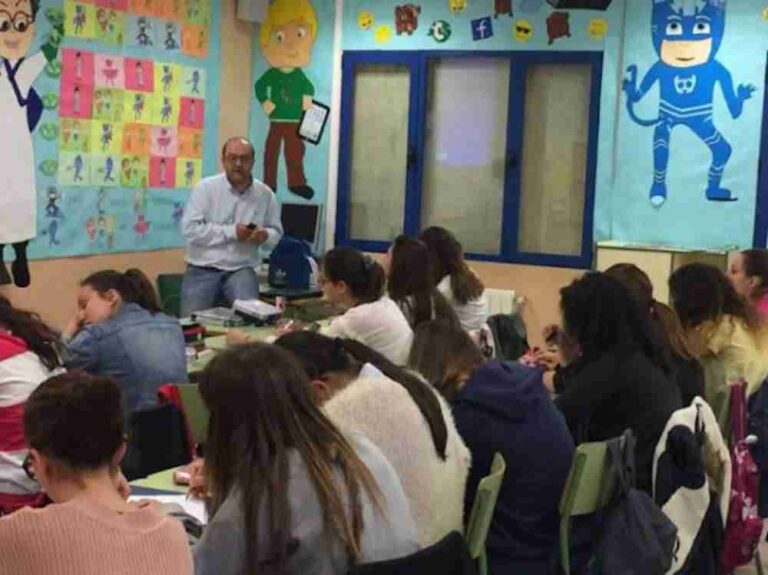 Tertulia sobre drogodependencias en la EFA El Gamonal