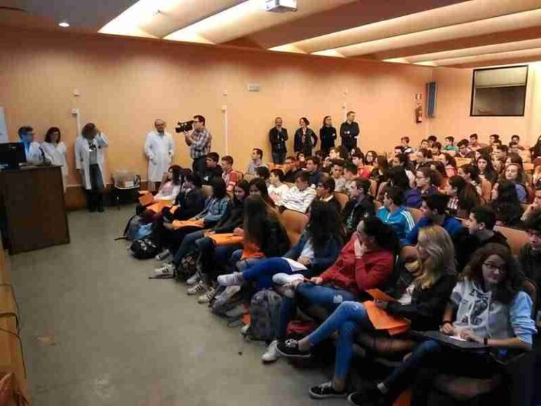 EL  IES Miguel de Cervantes llena el salón del hospital, en la charla de prevención del consumo del tabaco