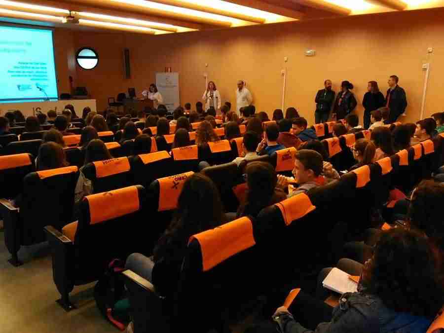 EL IES Miguel de Cervantes llena el salón del hospital, en la charla de prevención del consumo del tabaco 1