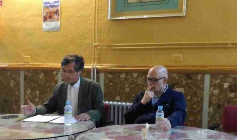 Documentada y pedagógica conferencia de Luis Miguel Román Alhambra sobre La Cocina del Quijote