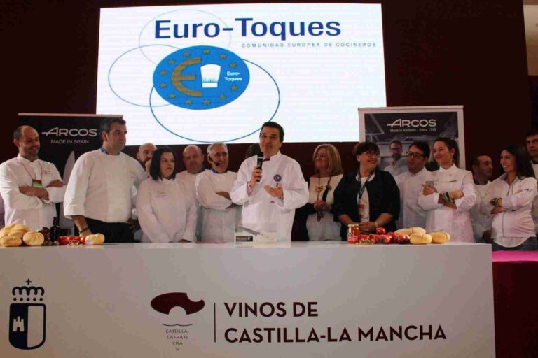 Los cocineros europeos conceden al consejero de Agricultura el Premio Eurotoques por su labor al frente de la Fundación Dieta Mediterránea