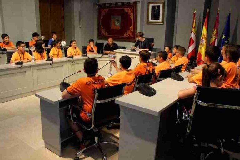 Los alevines de fútbol sala y baloncesto del colegio Santa Clara reciben un reconocimiento a su labor deportiva