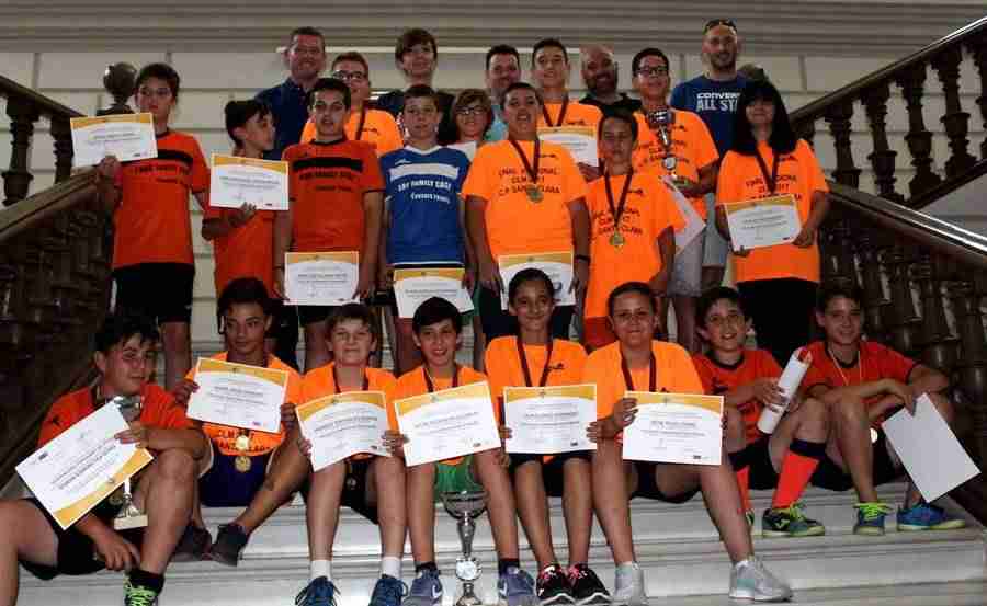 Los alevines de fútbol sala y baloncesto del colegio Santa Clara reciben un reconocimiento a su labor deportiva 1