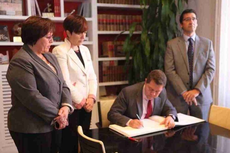 Alcázar plantea una plataforma logística, el apoyo al sector turístico y la Escuela de Emprendedores