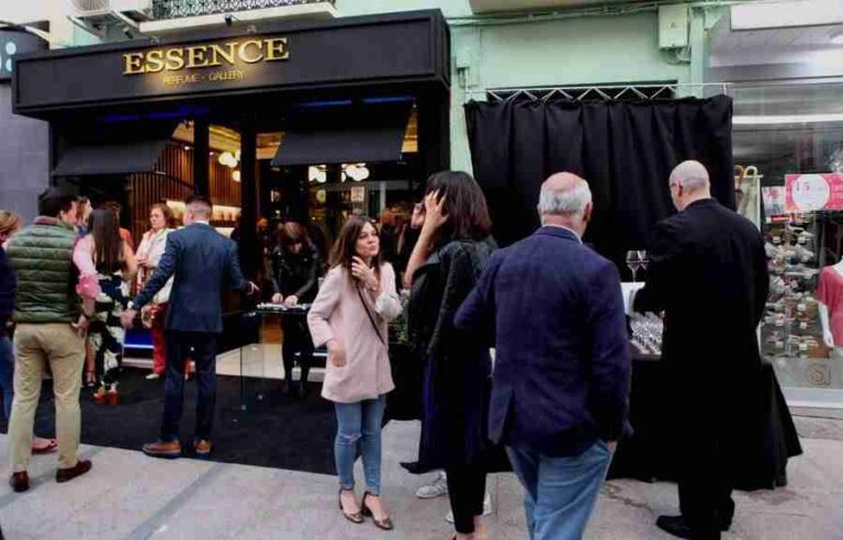 Essence abre nueva tienda en la Castelar de la mano de Antonio y Rosa.