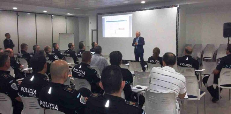 Instrucción a 30 policías locales de la provincia en el uso de comunicaciones electrónicas