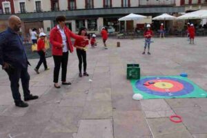 El colegio Juan de Austria saca al alumnado de 4º de Primaria a jugar a la calle 1