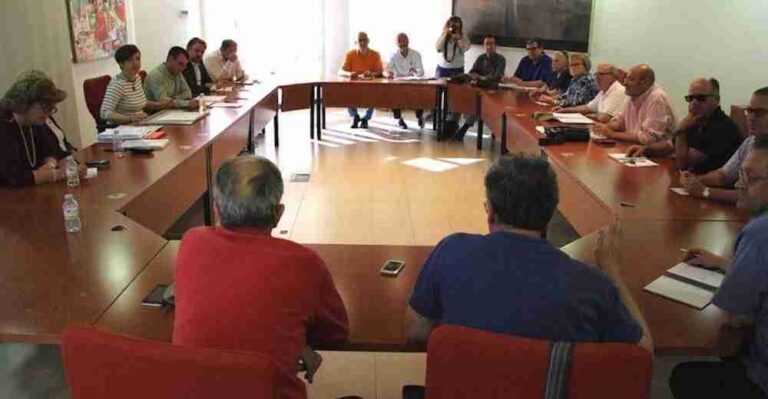 Abogados resolviendo dudas de vecinos y colectivos sobre el proceso de Aguas en la Mesa del Agua