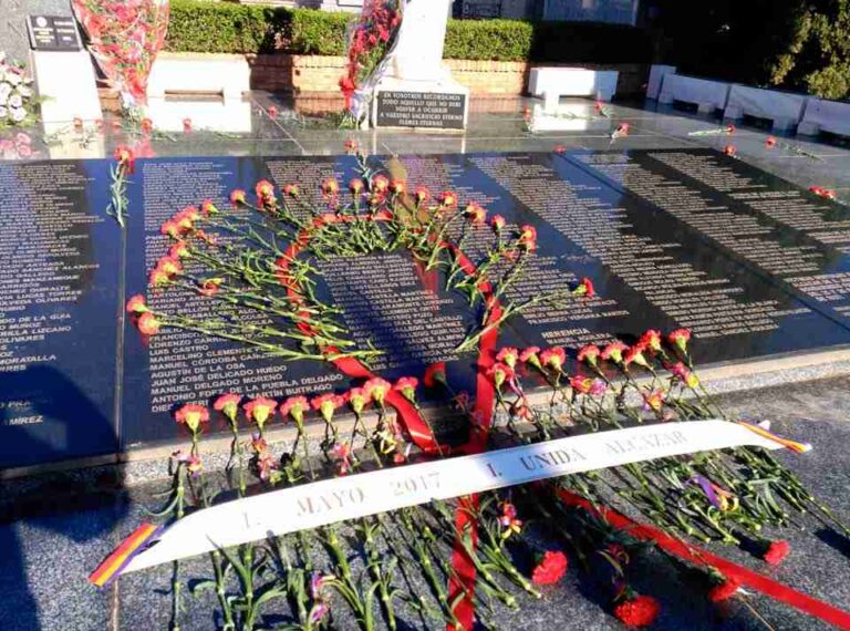 Izquierda Unida Alcázar: Ofrenda floral y manifestación en el 1 de Mayo