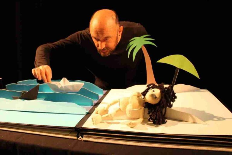 Paco Úbeda nos acerca «El Libro de aventuras» en el II Festival Títeres del Hidalgo