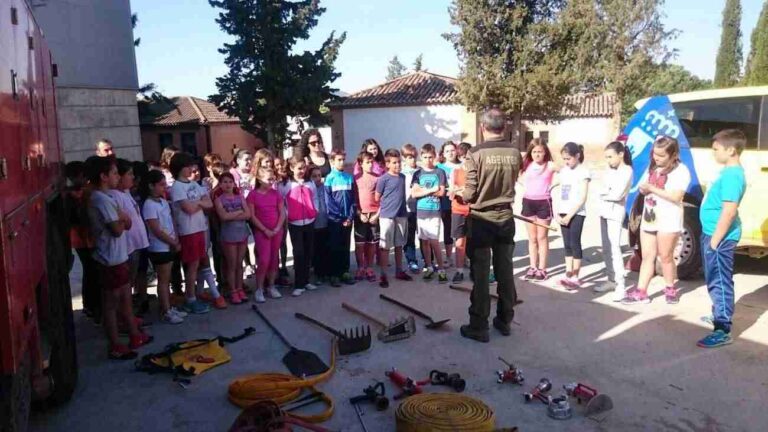 Trabajadores del Plan INFOCAM forman a los escolares de la región en la prevención de incendios