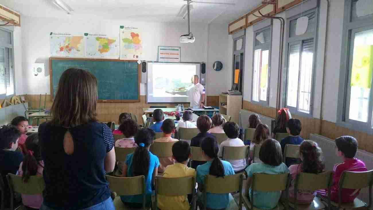 Trabajadores del Plan INFOCAM forman a los escolares de la región en la prevención de incendios 1