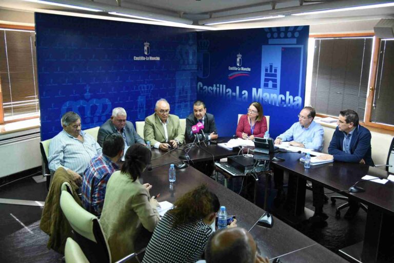 Análisis con ASAJA los borradores de nuevas ayudas para ganaderos por ataques de buitre o lobos