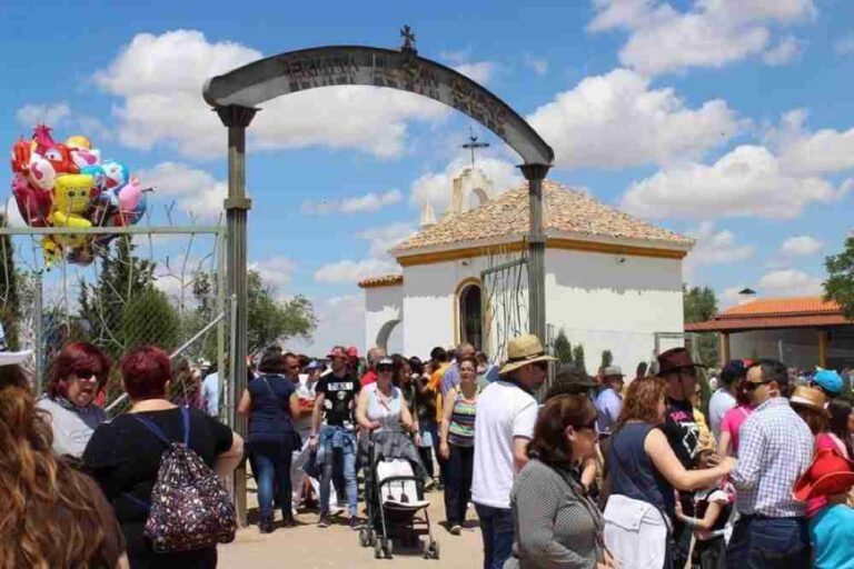 Alcázar de San Juan participó masivamente en la Romería de San Isidro en una jornada soleada