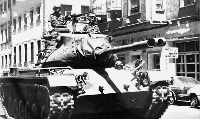 Tanque desfilando por las calles de Cuenca el 31 de mayo de 1986. / Luis Lapeña. Foto Cadena Ser