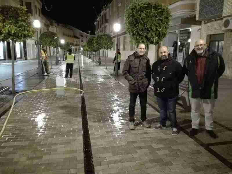 Se está llevando a cabo en la calle Emilio Castelar un tratamiento antideslizante en la zona del adoquín de mármol 1