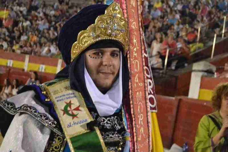 Alcaldesa y concejales retoman la tradición de participar en el desfile de Moros y Cristianos