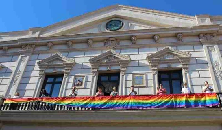 La bandera LGTBI ya luce en el Ayuntamiento