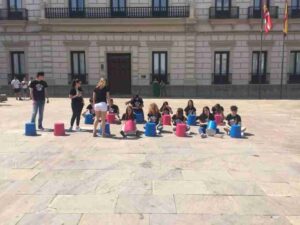 Batucada y flashmob en la Plaza de España por los alumnos del IES Miguel de Cervantes 1
