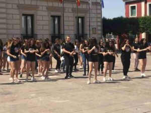 Batucada y flashmob en la Plaza de España por los alumnos del IES Miguel de Cervantes 2