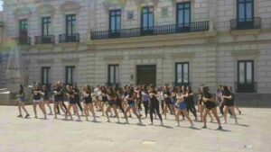 Batucada y flashmob en la Plaza de España por los alumnos del IES Miguel de Cervantes 3