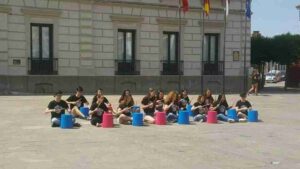 Batucada y flashmob en la Plaza de España por los alumnos del IES Miguel de Cervantes 5