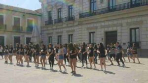 Batucada y flashmob en la Plaza de España por los alumnos del IES Miguel de Cervantes 6