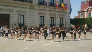 Batucada y flashmob en la Plaza de España por los alumnos del IES Miguel de Cervantes 7