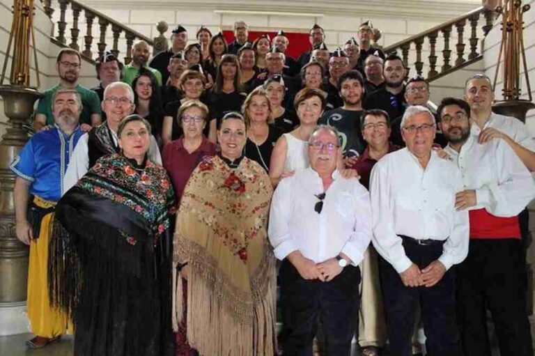 La comparsa de Estudiantes de Elda fue recibida en el Ayuntamiento antes del gran desfile de Moros y Cristianos