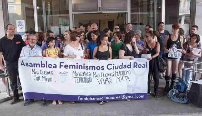 Colectivos feministas de Alcázar se unen al encierro en el Ayuntamiento de Ciudad Real