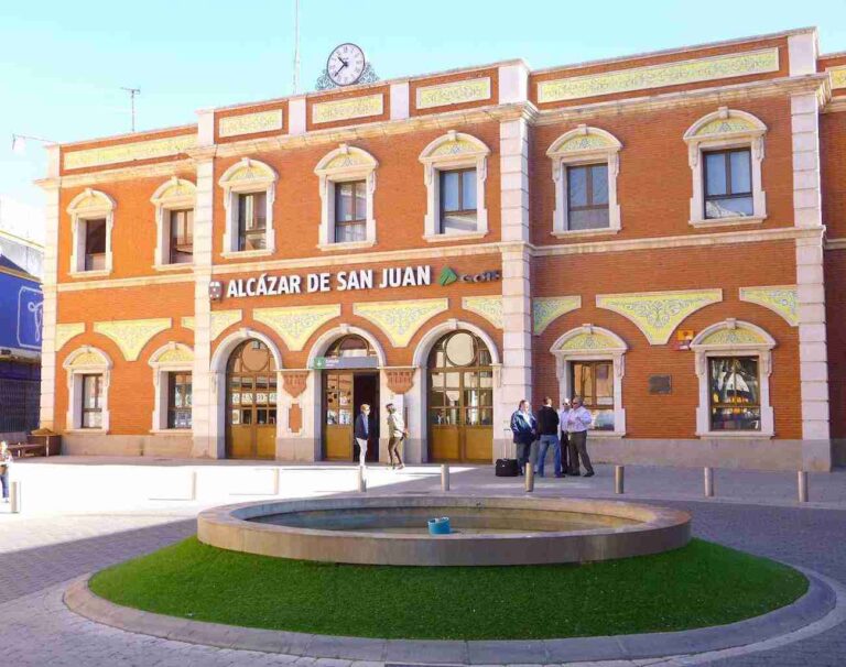 Vídeo con trenes reales y la estación de Alcázar de San Juan