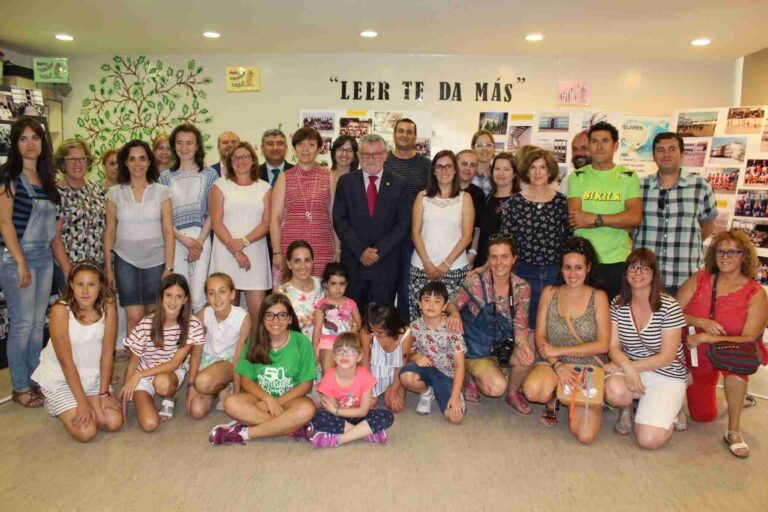 Felpeto inaugura la exposición fotográfica en el CEIP «Jesús Ruiz de la Fuente»