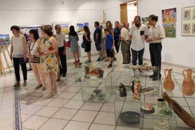 La Universidad Popular de Alcázar apuesta por el colorido y originalidad en la exposición de cerámica y pintura
