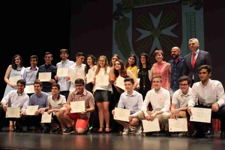 El I.E.S. Miguel de Cervantes premia la excelencia educativa de su alumnado de bachillerato