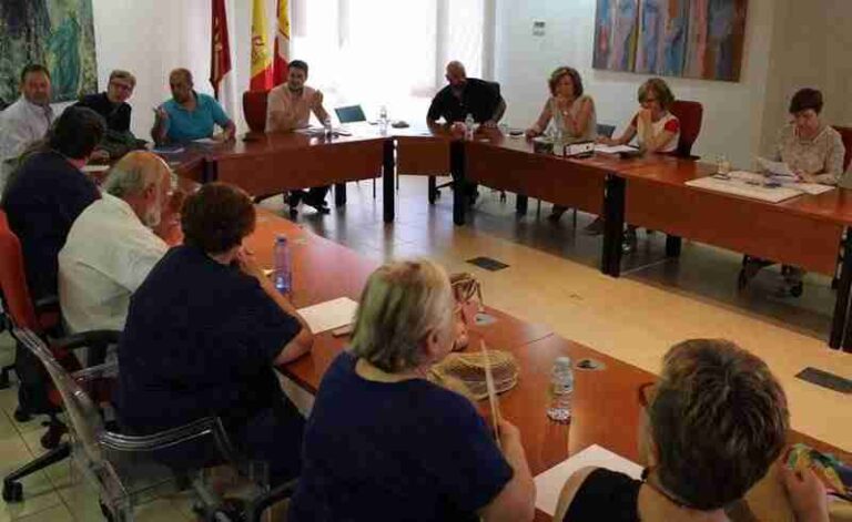 La Mesa del Agua valoró las opciones para seguir adelante con el proceso de remunicipalización