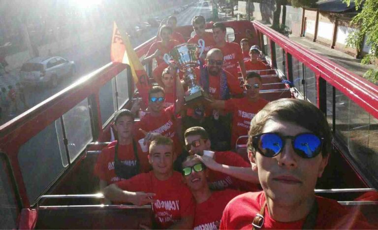 El Sporting de Alcázar Juvenil celebró su ascenso recorriendo las calles en autobús