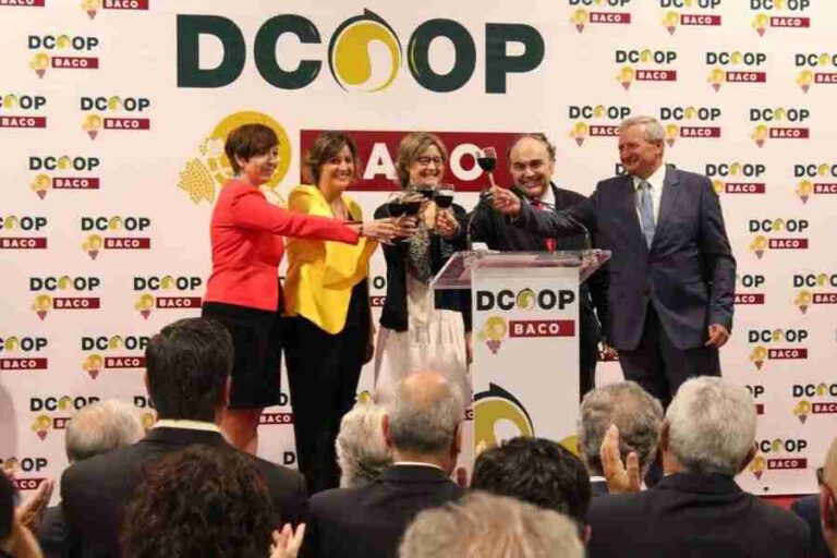 DCOOP Baco inaugura en Alcázar de San Juan su nueva embotelladora