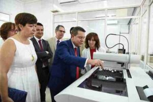 La Estación de Viticultura y Enología en Alcázar de San Juan es inaugurada porGarcía Page 2