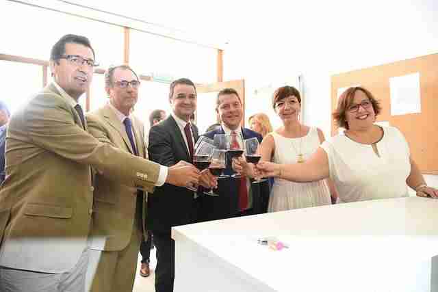 La Estación de Viticultura y Enología en Alcázar de San Juan es inaugurada porGarcía Page 1