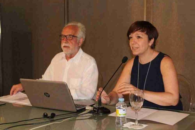 Antonio Moreno ofreció en el Ayuntamiento una conferencia sobre la historia de la Física