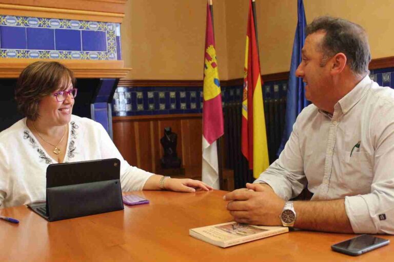 Reunión entre delegada de la Junta y alcalde de Cinco Casas para conocer las necesidades de la EATIM