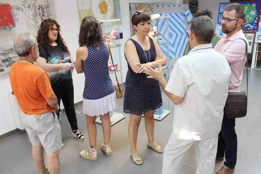 La asociación de vecinos 'El Santo' expone los trabajos de pintura y patchwork 5